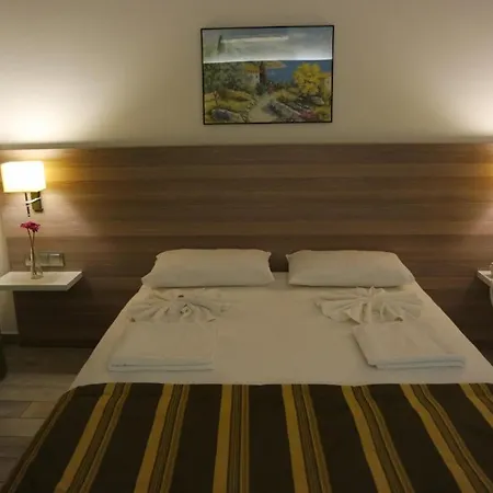 Amphi Aparthotel 3*